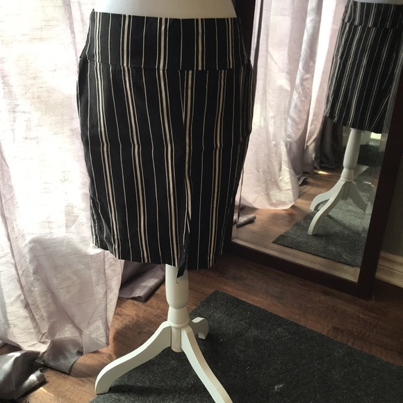Black and White Striped cotton skirt - Picture 2 of 3